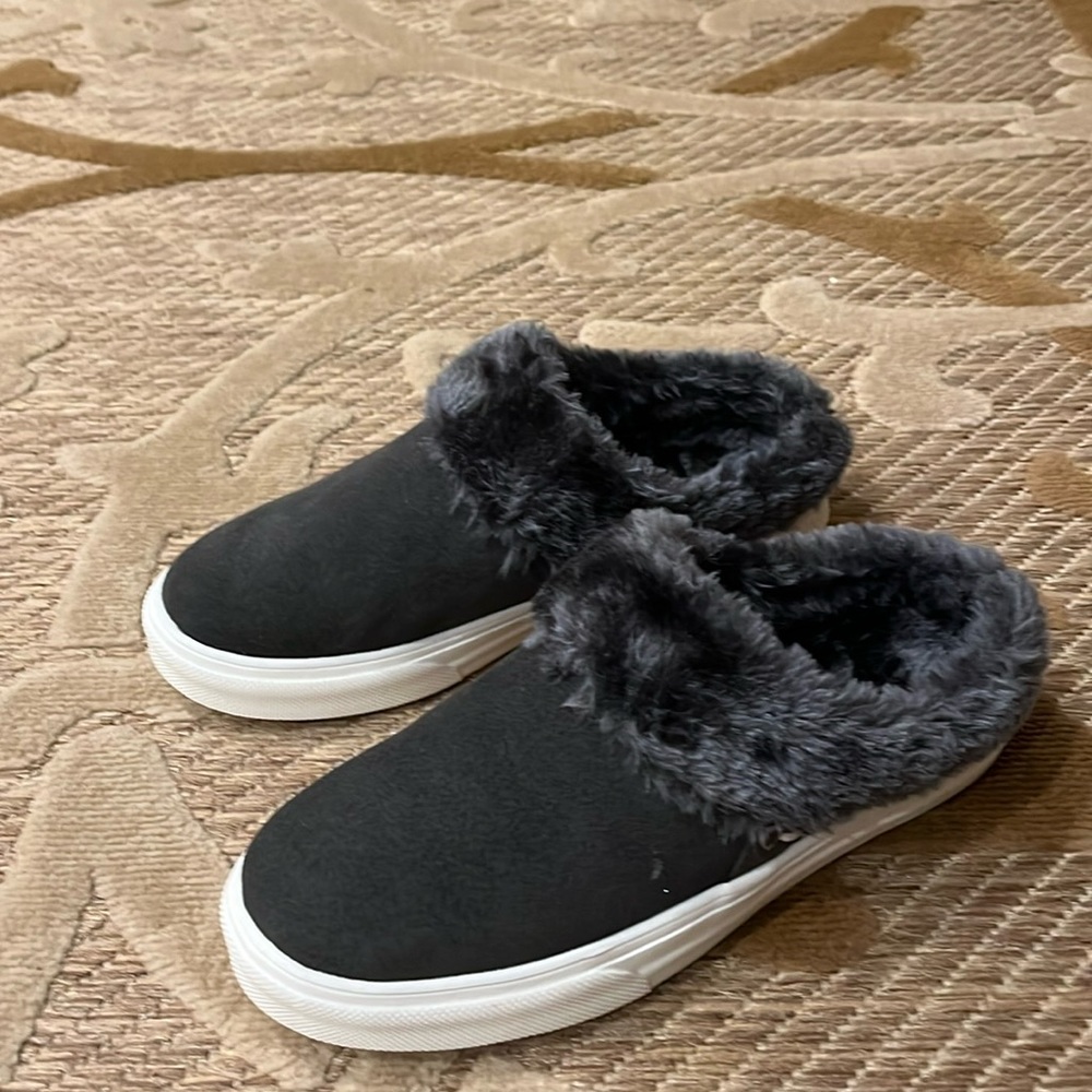 gray minnetonka sneakers with trim